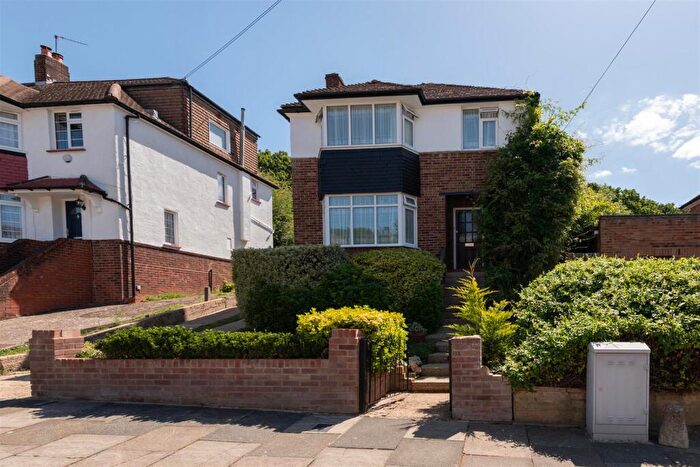 3 Bedroom Detached House For Sale In Lincoln Avenue, London, N14