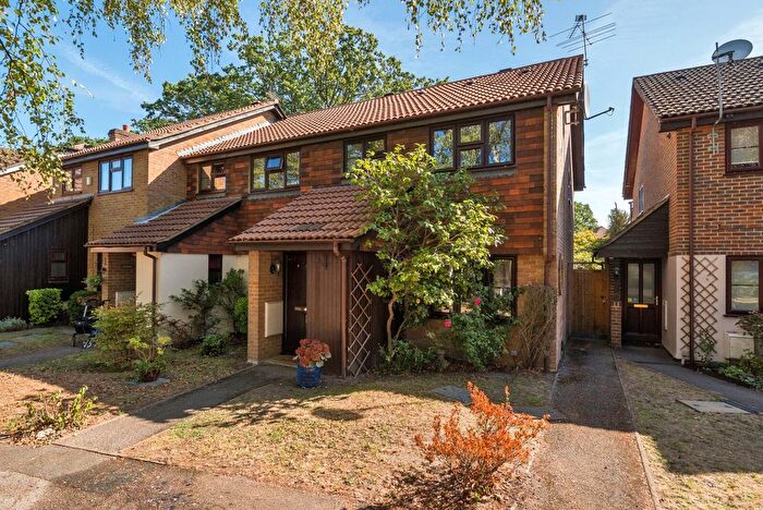 3 Bedroom End Terrace House For Sale In Mayfield Close, Walton-On-Thames, KT12