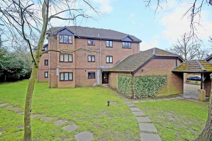 2 Bedroom Flat To Rent In Barrington Lodge, Weybridge, KT13