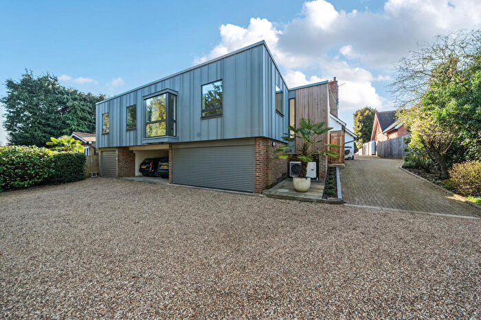 2 Bedroom Flat For Sale In Avenue St. Nicholas, Harpenden, AL5