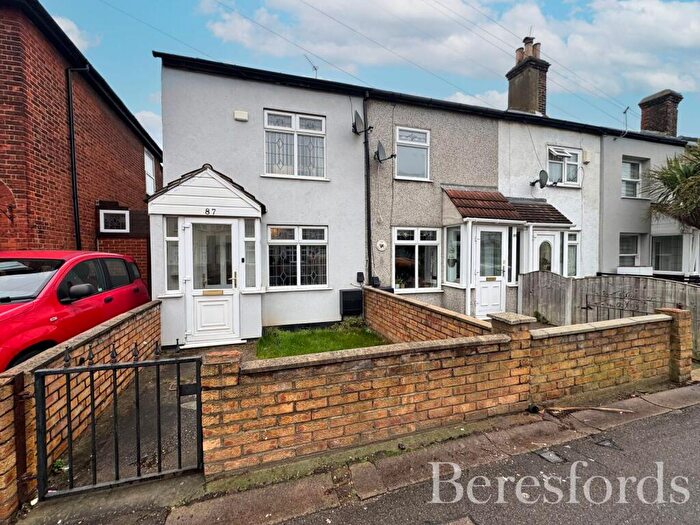 3 Bedroom End Of Terrace House For Sale In Wennington Road, Rainham, RM13