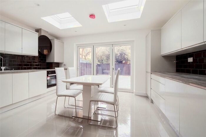 3 Bedroom Apartment To Rent In Middleton Drive, London, SE16