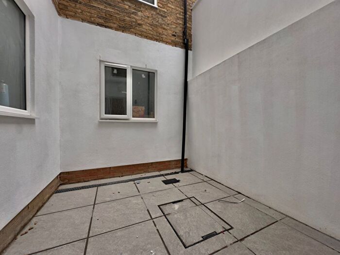 1 Bedroom Flat To Rent In Longley Road, SW17