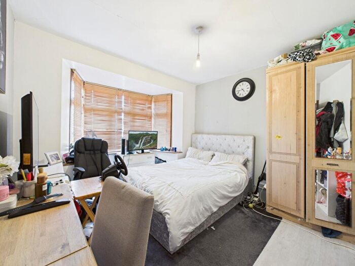 4 Bedroom Semi-Detached Bungalow For Sale In Vincent Close, Corringham, SS17