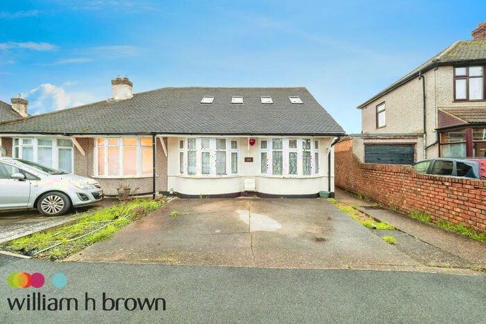 4 Bedroom Bungalow To Rent In Rothbury Avenue, Rainham, RM13