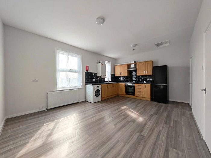 2 Bedroom Flat To Rent In Green Lane, Ilford, IG3