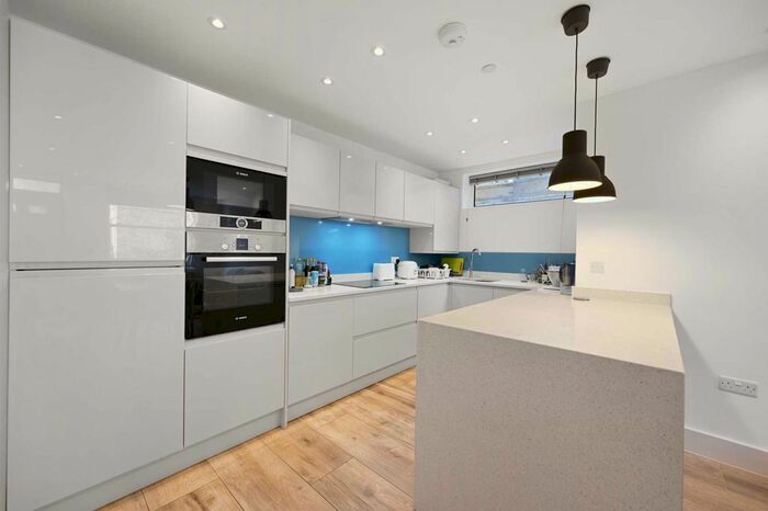 4 Bedroom Mews To Rent In Coningham Mews, Shepherds Bush, London, W12
