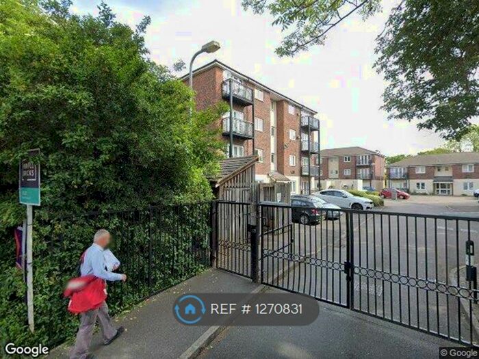 2 Bedroom Flat To Rent In Denham Road, London N20