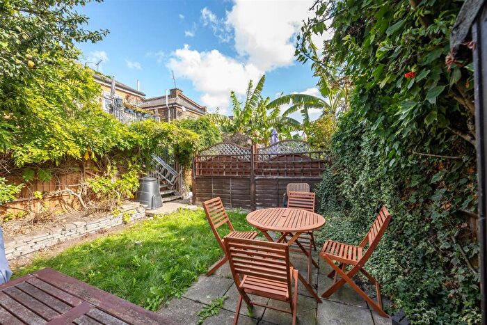 2 Bedroom Flat For Sale In Leucha Road, Walthamstow, E17