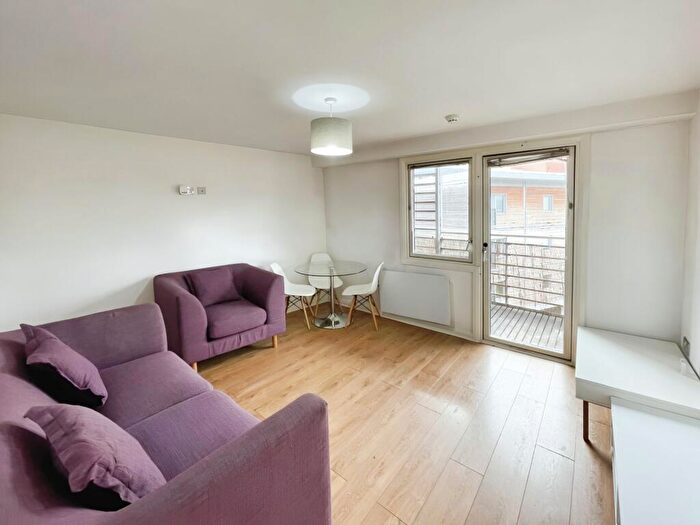 2 Bedroom Flat To Rent In North Street, Leeds, West Yorkshire, LS2