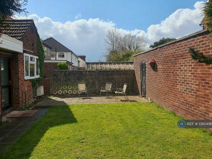 4 Bedroom Bungalow To Rent In Cedar Avenue, Ruislip, HA4