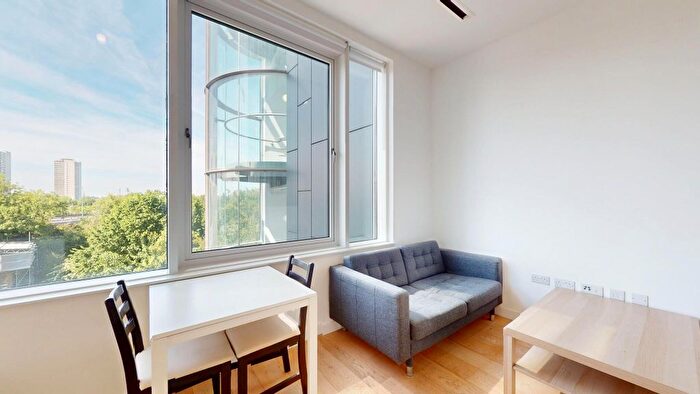 1 Bedroom Flat To Rent In Great West Road, Brentford, TW8