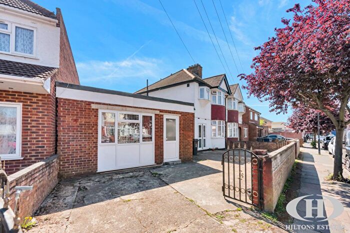 4 Bedroom Semi-Detached House For Sale In Kingsley Avenue, Southall, UB1