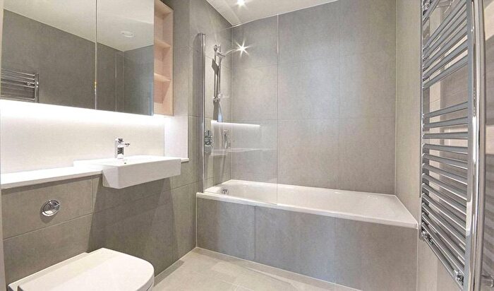 2 Bedroom Flat To Rent In St Gabriel Walk, Elephant And Castle, London, SE1