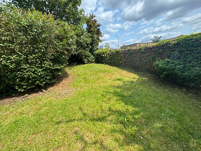 2 Bedroom Maisonette To Rent In Neale Close, London, N2