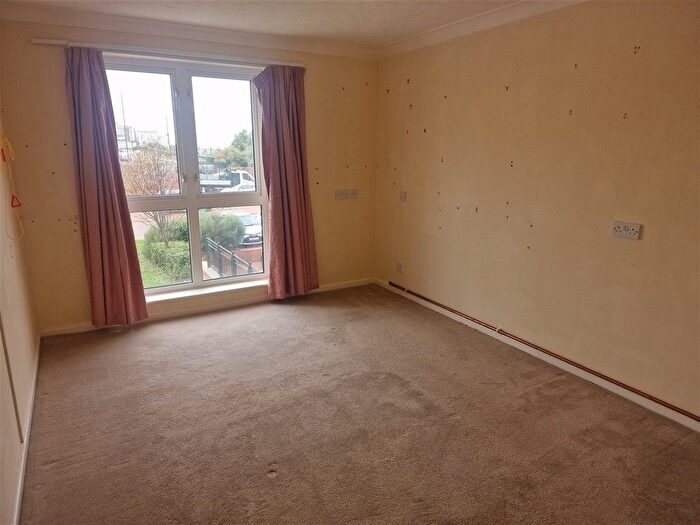 1 Bedroom Flat For Sale In Queens Parade, Cliftonville, Margate, Kent, CT9