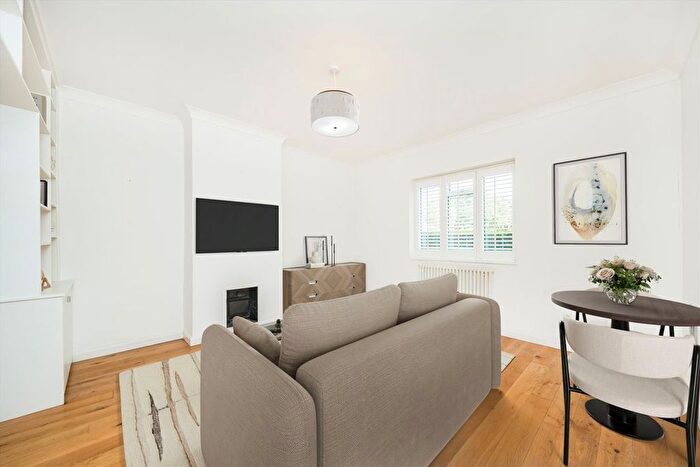 1 Bedroom Flat For Sale In Hawkesbury Road, Putney, SW15