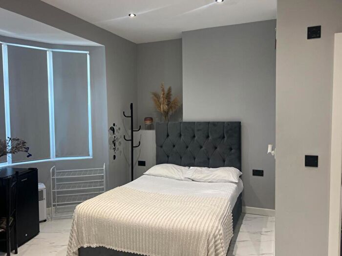 Studio To Rent In Brownlow Road, London, N11