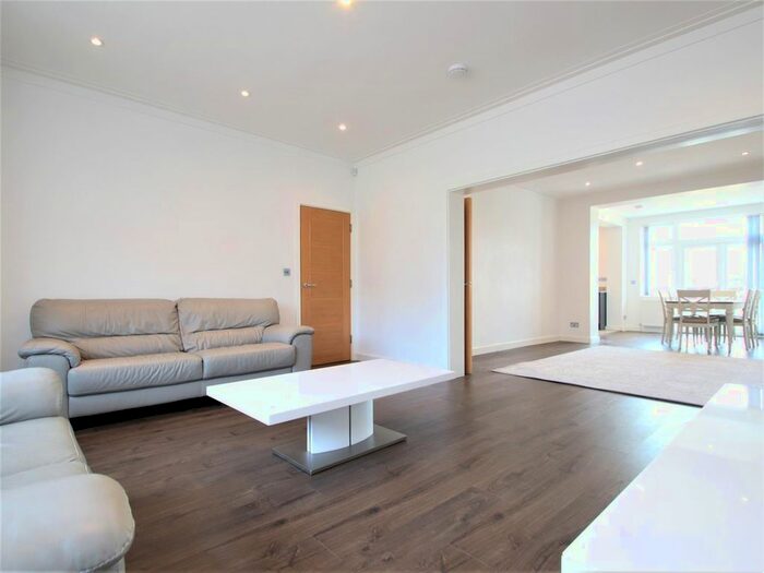 4 Bedroom Semi-Detached House To Rent In Southover, London, N12