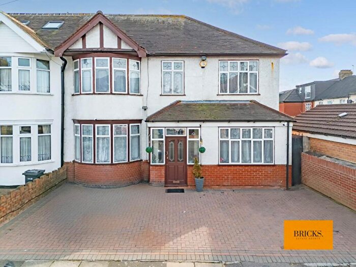 6 Bedroom Semi-Detached House For Sale In Vista Drive, Ilford, IG4