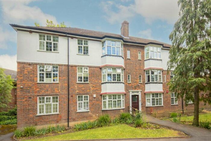 3 Bedroom Flat To Rent In Holders Hill Road, Hendon, NW4