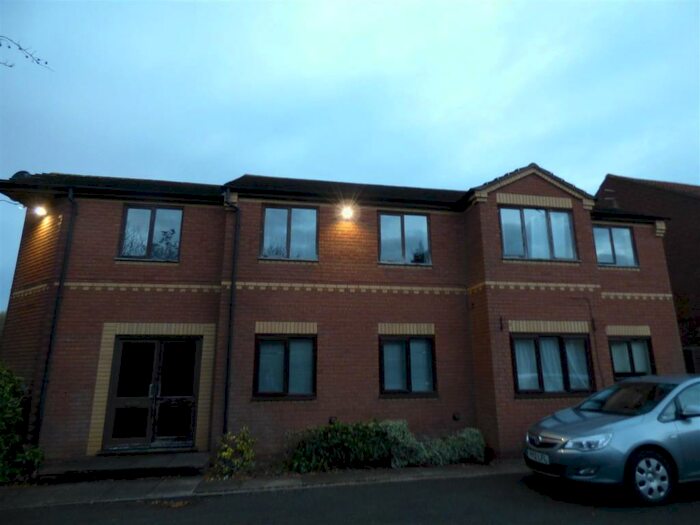 2 Bedroom Flat To Rent In Cedar Court, Tamworth, B77