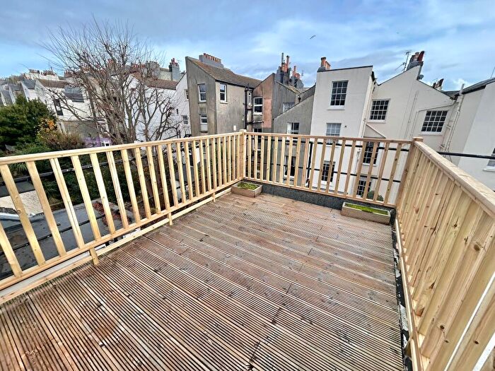 2 Bedroom Flat To Rent In Top Floor Flat, Lansdowne Street, Hove, BN3