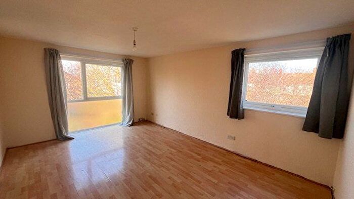 2 Bedroom Flat To Rent In Dellow Close, Ilford, IG2
