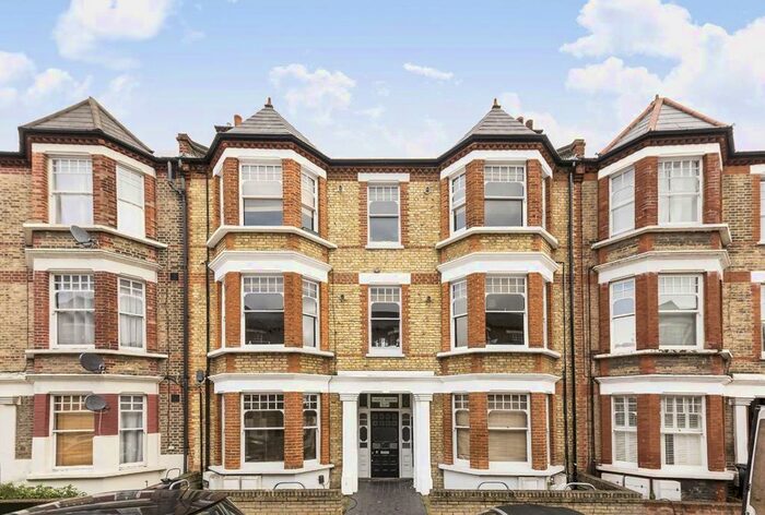 3 Bedroom Flat To Rent In Edgeley Road, London, SW4