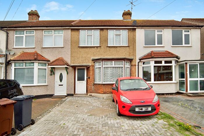 3 Bedroom Terraced House For Sale In Western Avenue, Dagenham, Essex, RM10