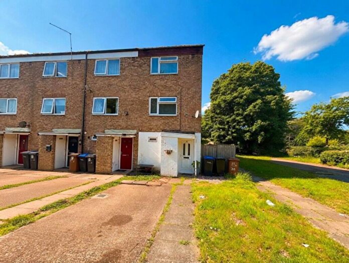 3 Bedroom Town House For Sale In Poppyfield Court, Lings, Northampton, NN3