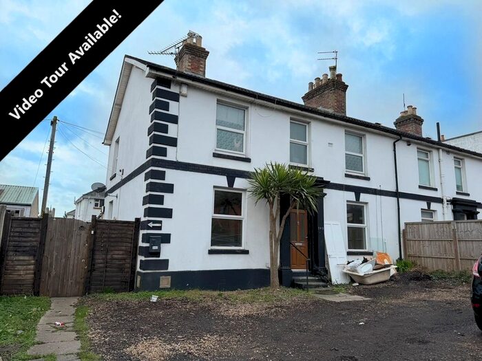 2 Bedroom Flat To Rent In Holdenhurst Road, Bournemouth, BH8