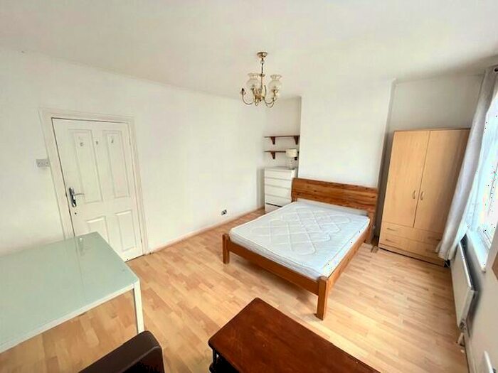3 Bedroom House To Rent In Trevelyan Road, Stratford, E15