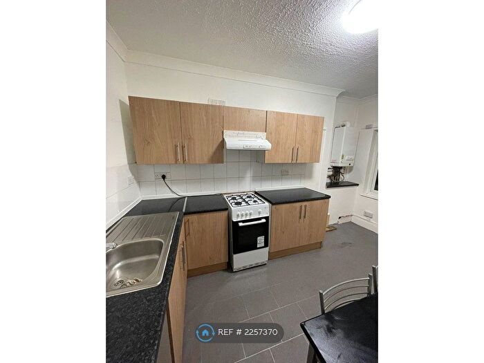 3 Bedroom Flat To Rent In Cwmamman Road, Glanamman, Ammanford, SA18