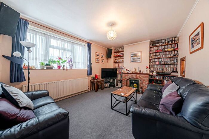 2 Bedroom Maisonette For Sale In Lakeside Road, Olympia, London, W14