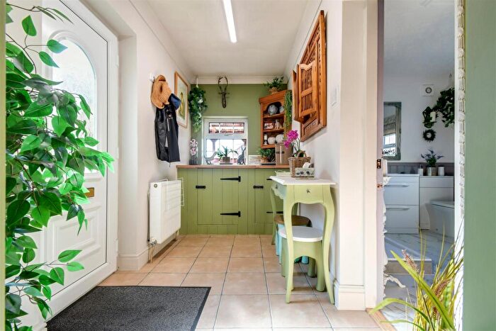 2 Bedroom Cottage For Sale In St. Barnabas Road, Barnetby, DN38