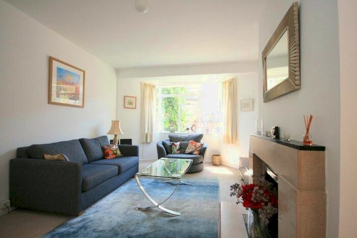 1 Bedroom Flat To Rent In Barton Court, Barons Court Road, W14