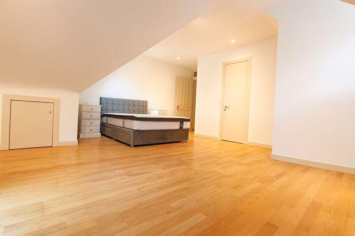 3 Bedroom Flat To Rent In Stunning -Bedroom Split-Level Flat In The Heart Of Crouch End - Bourne Road, N8