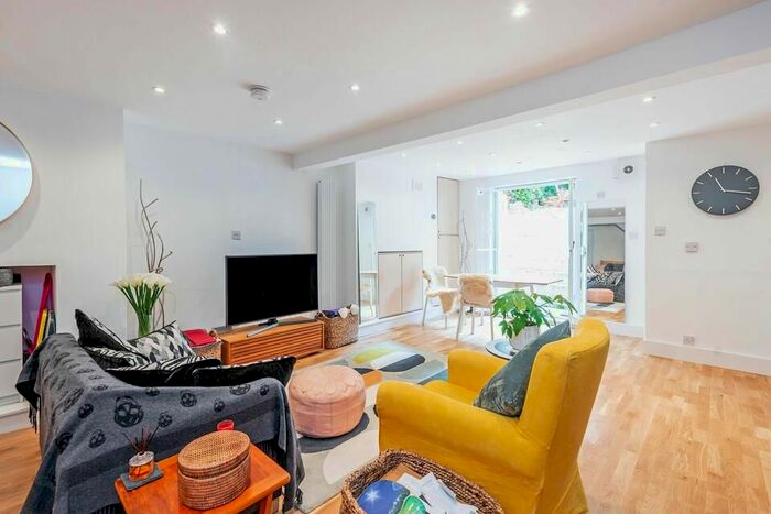 Studio To Rent In King Henrys Walk, London, N1