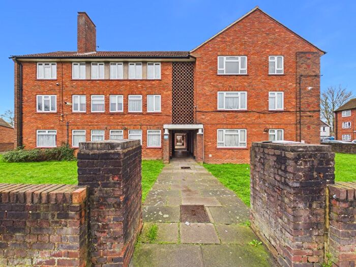 3 Bedroom Flat For Sale In Convent Road, Ashford, Surrey, TW15