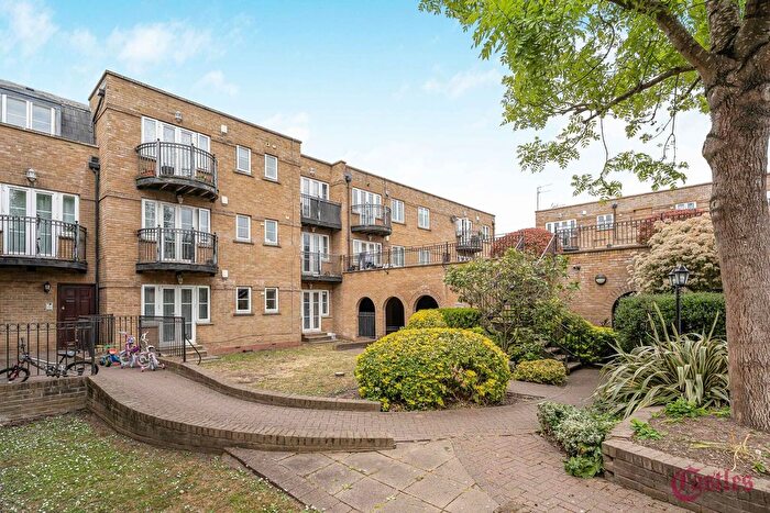 2 Bedroom Flat For Sale In Fontaine Court, High Street, N14