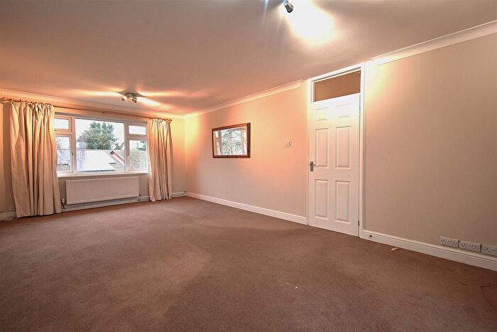 2 Bedroom Flat To Rent In Lassell Court, Maidenhead, SL6