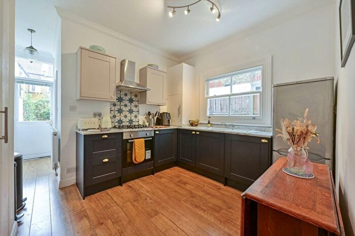 2 Bedroom Flat To Rent In Treport Street, Earlsfield, London, SW18