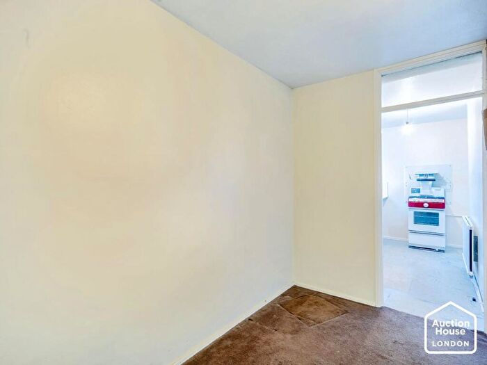 2 Bedroom Flat For Sale In Flat Mayflower House, The Drive, Great Warley, Brentwood, Essex, CM13