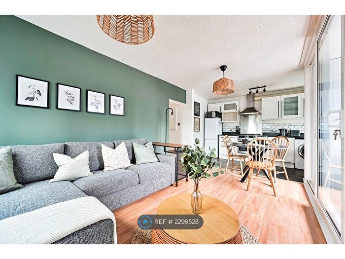 2 Bedroom Flat To Rent In Petticoat Square, London, E1