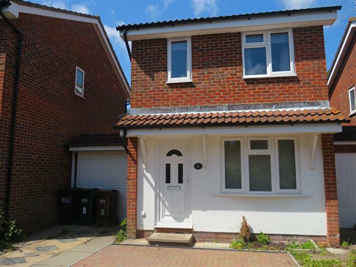 2 Bedroom House To Rent In Windsor Close, Eastbourne, BN23