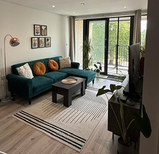 2 Bedroom Flat For Sale In A Hillreach, Woolwich, SE18