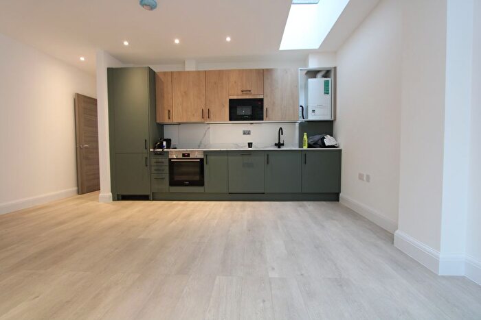 2 Bedroom Flat To Rent In Mitcham Road, London, SW17