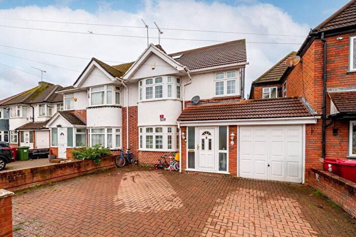 5 Bedroom Semi Detached House For Sale In Courtlands Avenue, Langley, Slough, SL3