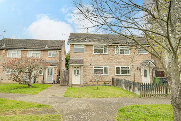 3 Bedroom Semi Detached House For Sale In Willow Bank Walk, Leighton Buzzard, LU7